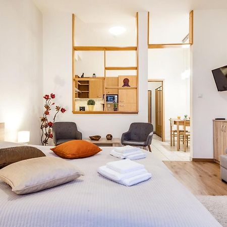 Apartamento Downtown Charm With Balcony And Garden View Budapest Exterior foto