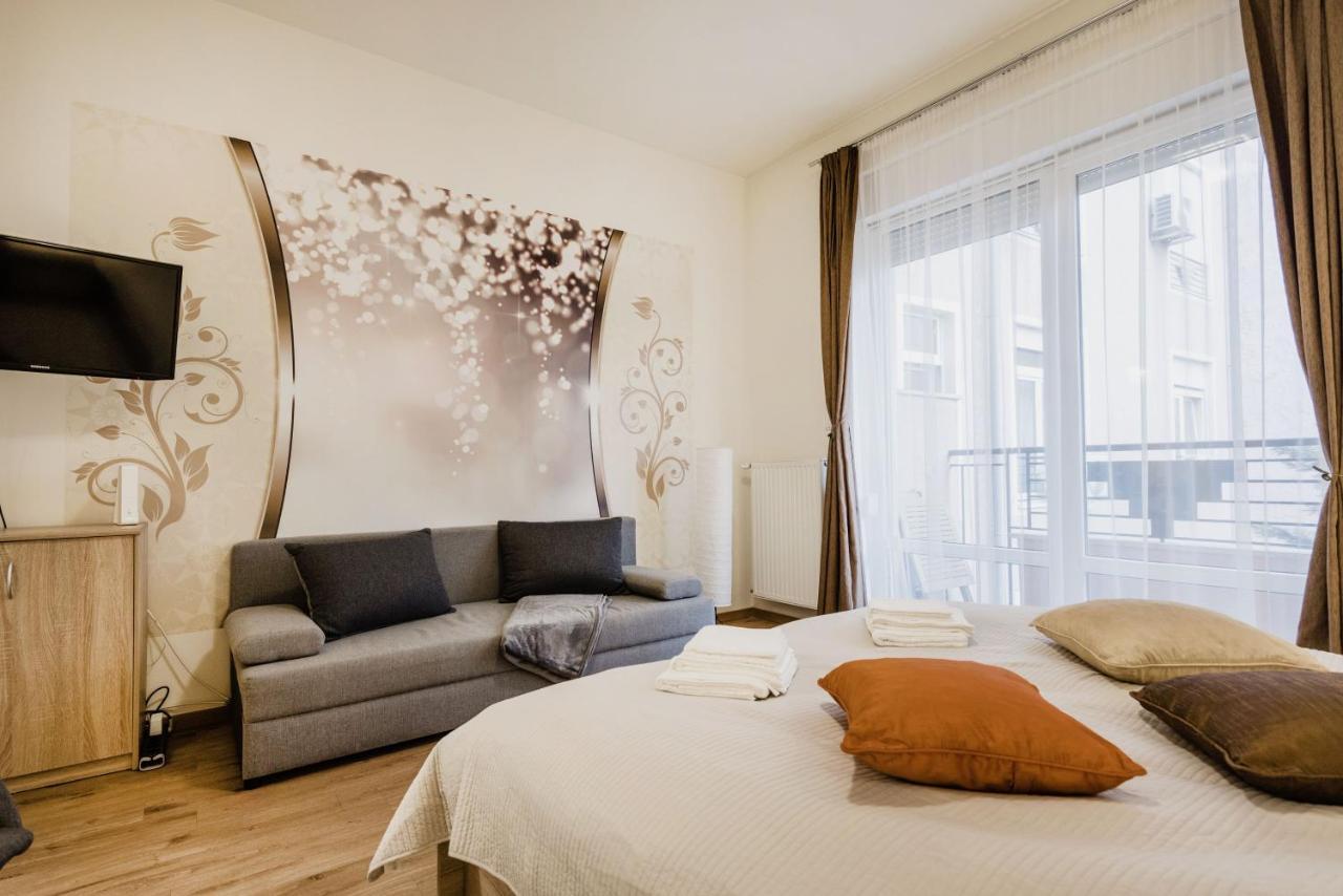Apartamento Downtown Charm With Balcony And Garden View Budapest Exterior foto